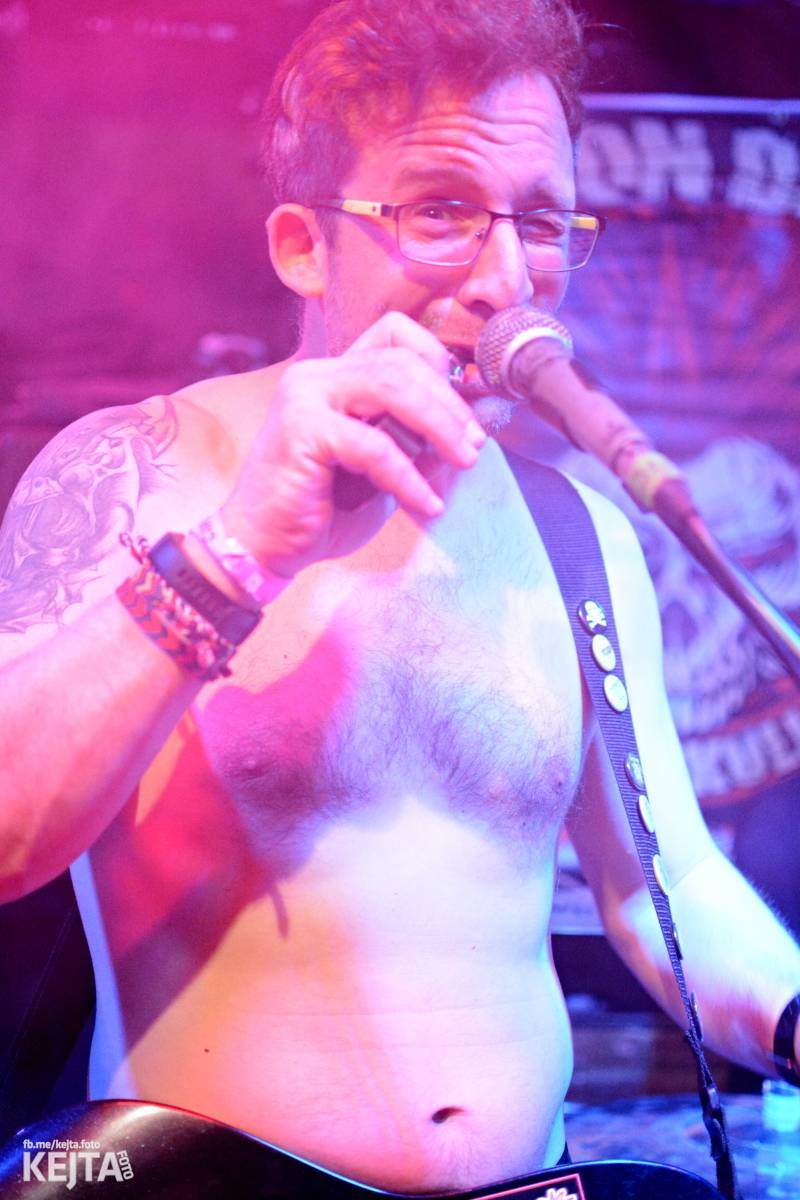 Papagájův punk: předvánočnímu řádění v Modré Vopici vládli Wosa, Falešný obvinění nebo P.U.M.