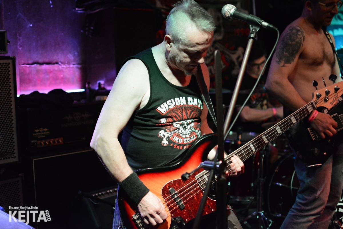 Papagájův punk: předvánočnímu řádění v Modré Vopici vládli Wosa, Falešný obvinění nebo P.U.M.