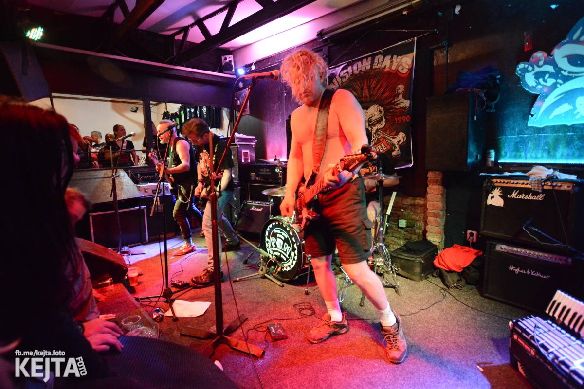 Papagájův punk: předvánočnímu řádění v Modré Vopici vládli Wosa, Falešný obvinění nebo P.U.M.