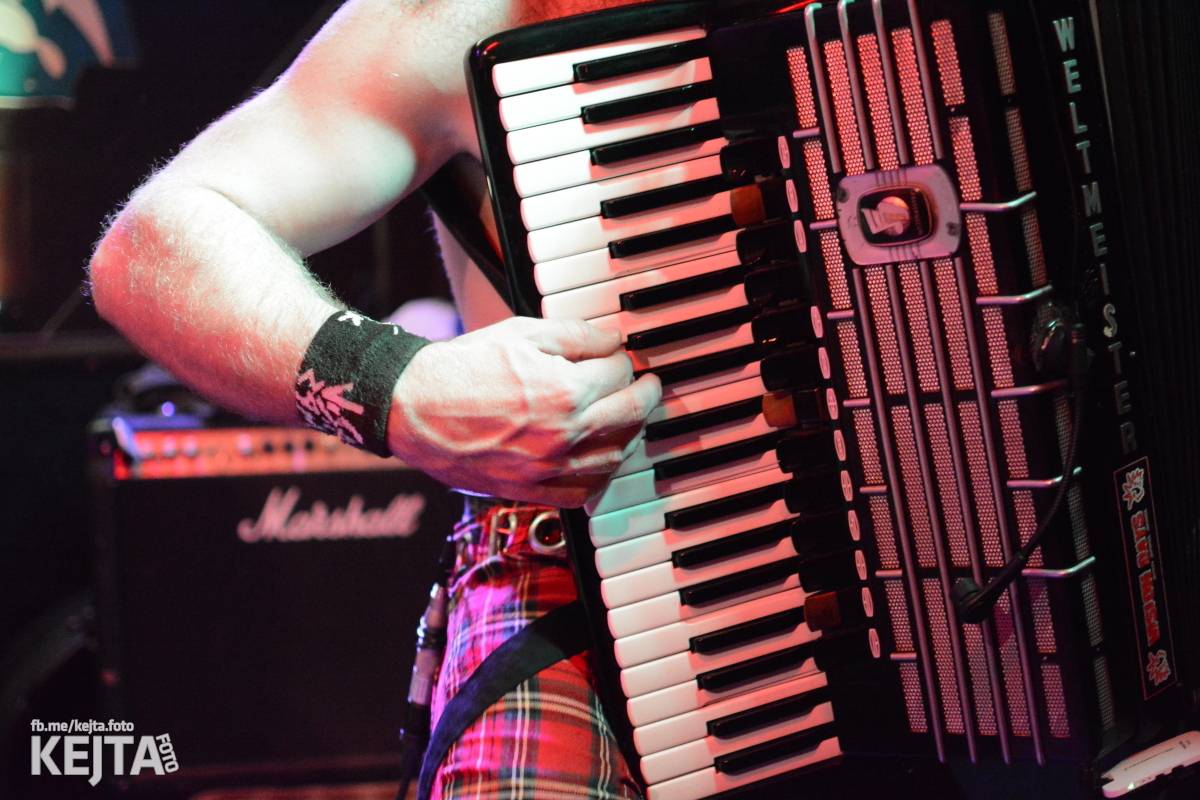 Papagájův punk: předvánočnímu řádění v Modré Vopici vládli Wosa, Falešný obvinění nebo P.U.M.