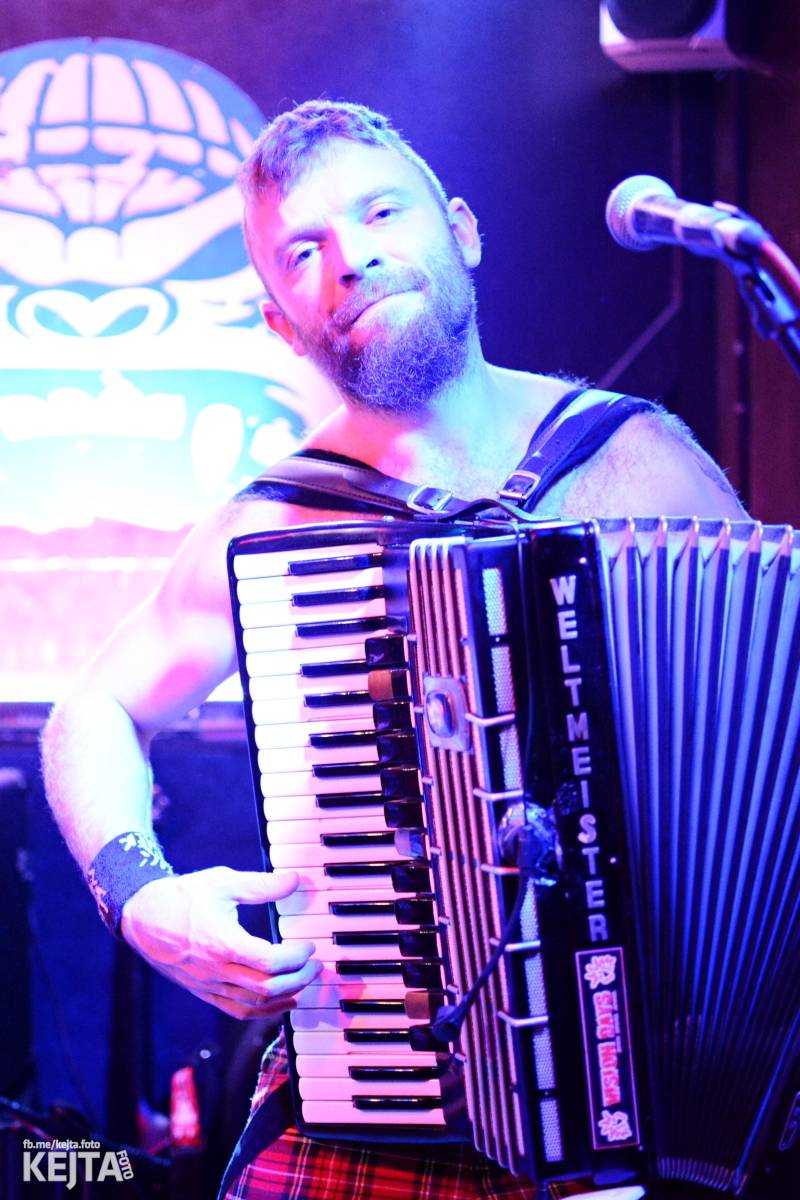 Papagájův punk: předvánočnímu řádění v Modré Vopici vládli Wosa, Falešný obvinění nebo P.U.M.