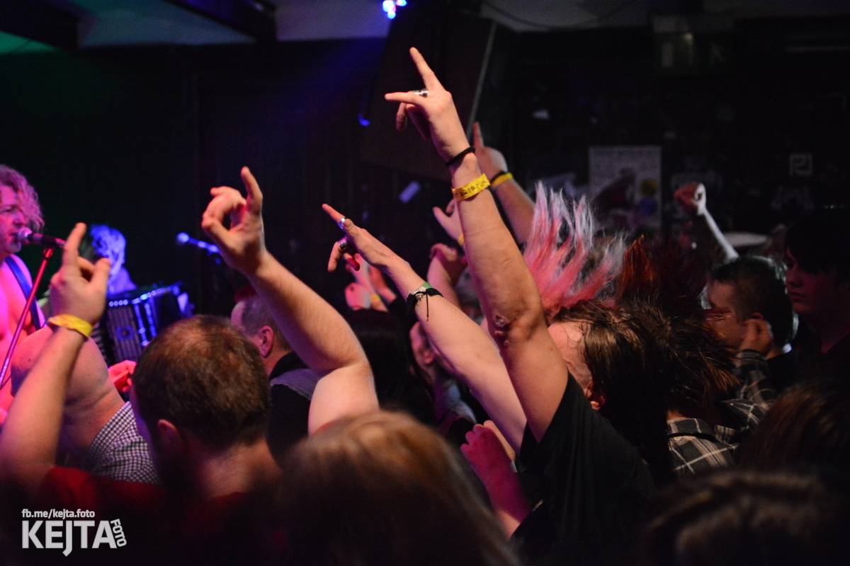 Papagájův punk: předvánočnímu řádění v Modré Vopici vládli Wosa, Falešný obvinění nebo P.U.M.