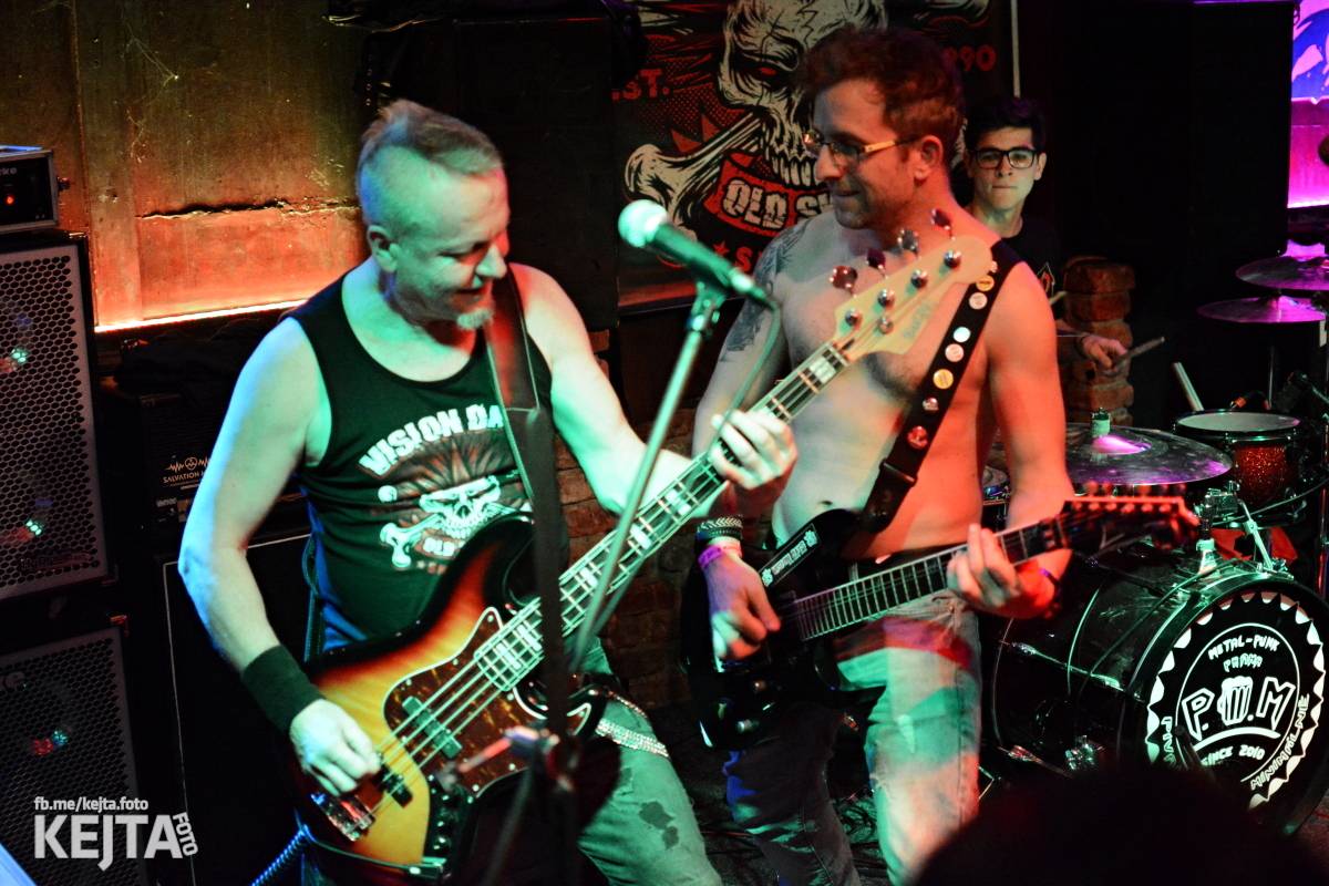 Papagájův punk: předvánočnímu řádění v Modré Vopici vládli Wosa, Falešný obvinění nebo P.U.M.