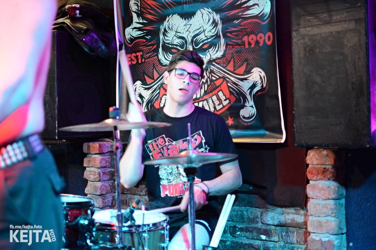 Papagájův punk: předvánočnímu řádění v Modré Vopici vládli Wosa, Falešný obvinění nebo P.U.M.