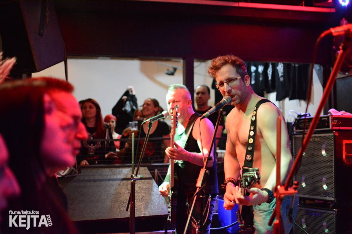 Papagájův punk: předvánočnímu řádění v Modré Vopici vládli Wosa, Falešný obvinění nebo P.U.M.