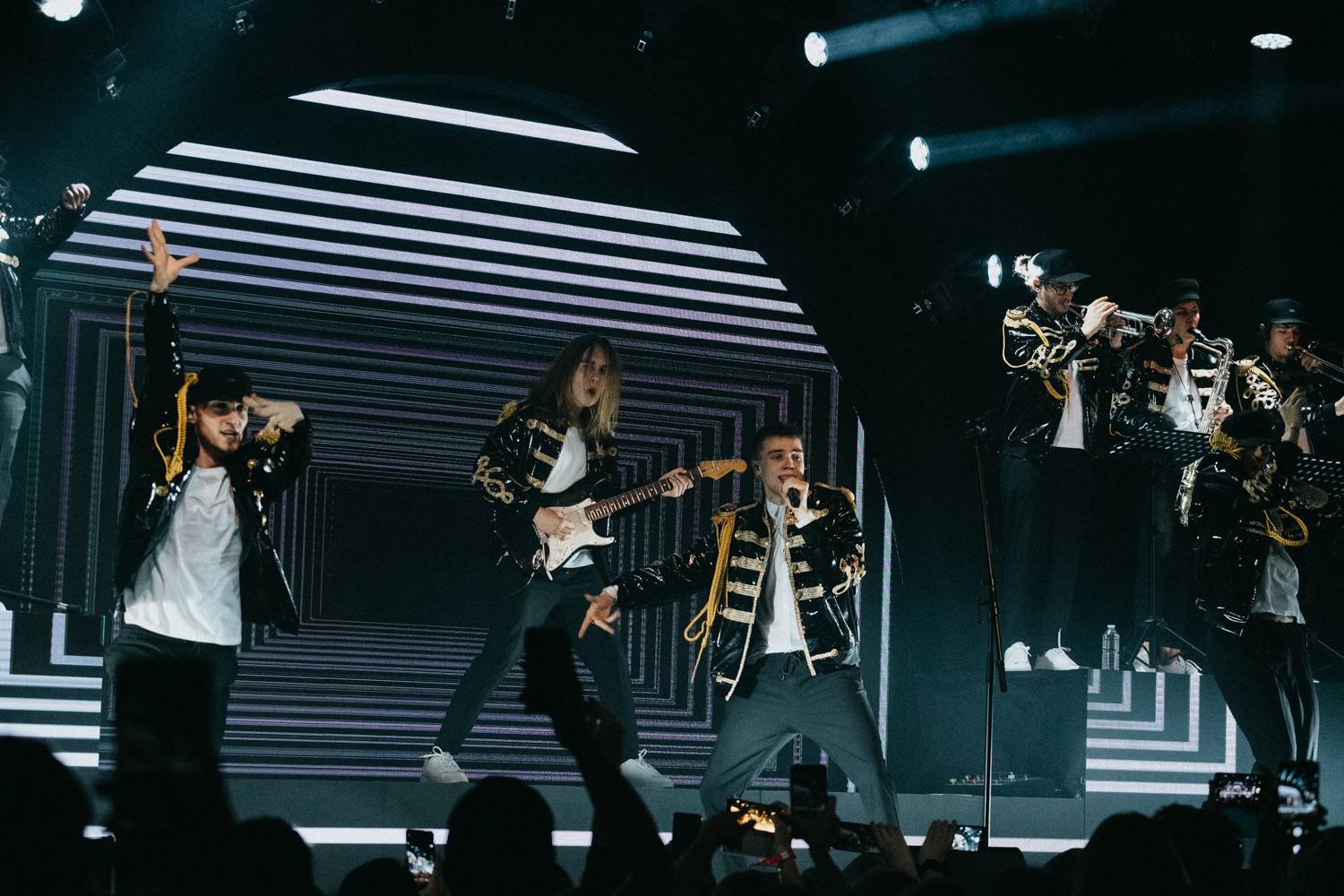 Mikolase Josefa v Roxy nechtěly fanynky pustit z pódia