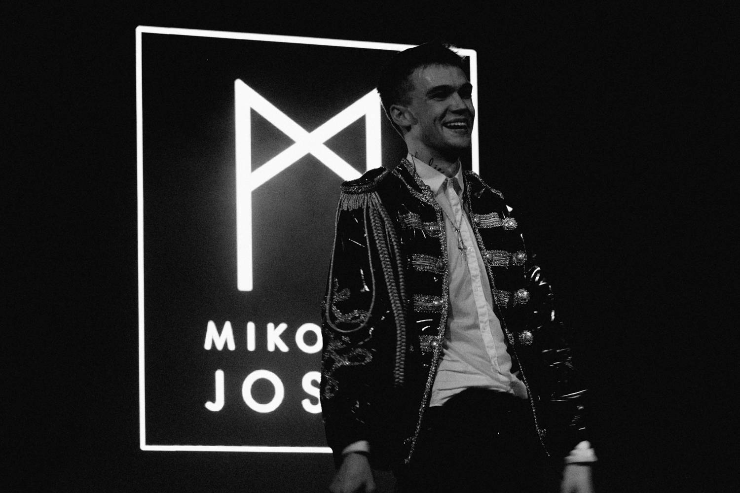 Mikolase Josefa v Roxy nechtěly fanynky pustit z pódia