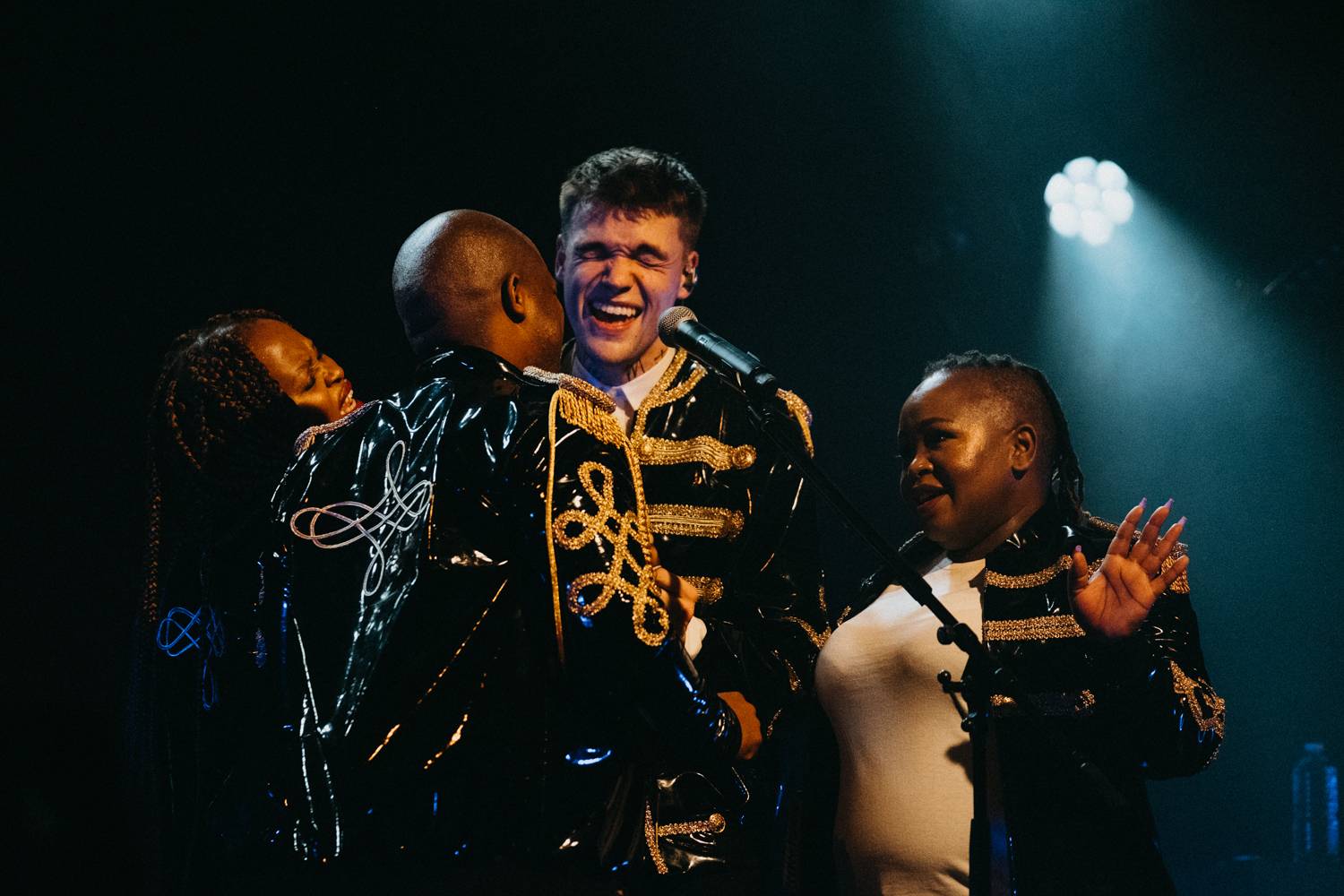 Mikolase Josefa v Roxy nechtěly fanynky pustit z pódia