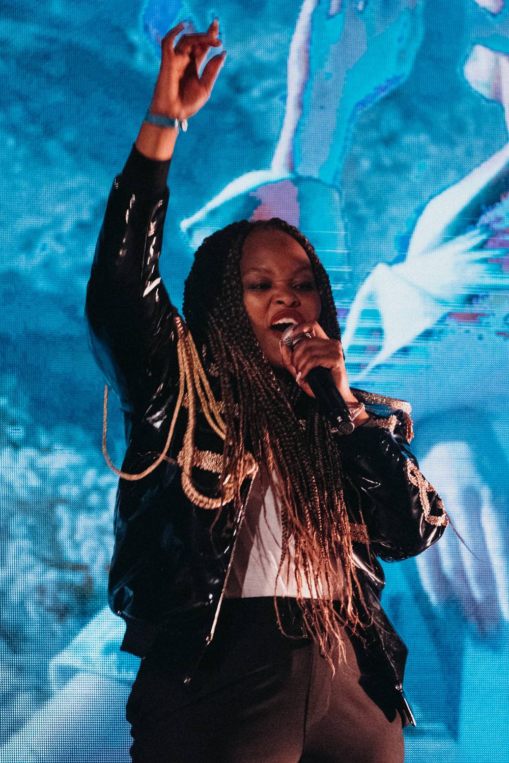 Mikolase Josefa v Roxy nechtěly fanynky pustit z pódia