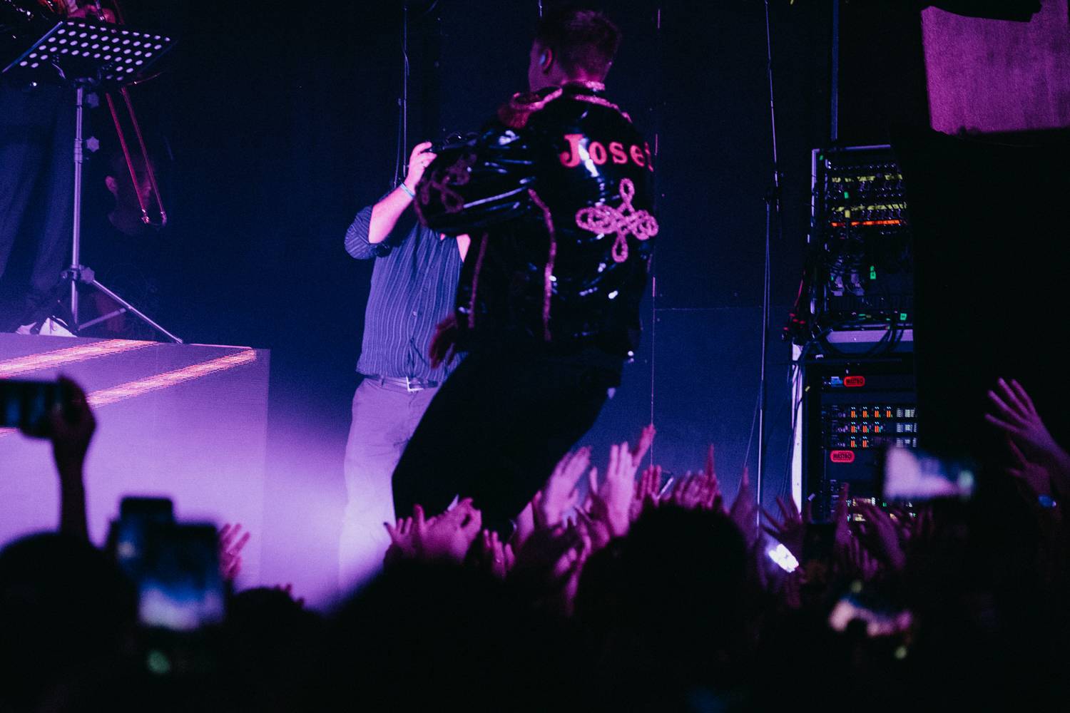 Mikolase Josefa v Roxy nechtěly fanynky pustit z pódia