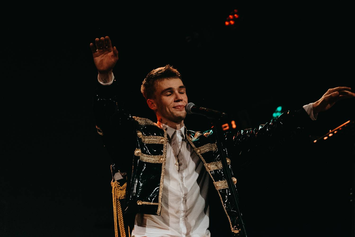 Mikolase Josefa v Roxy nechtěly fanynky pustit z pódia