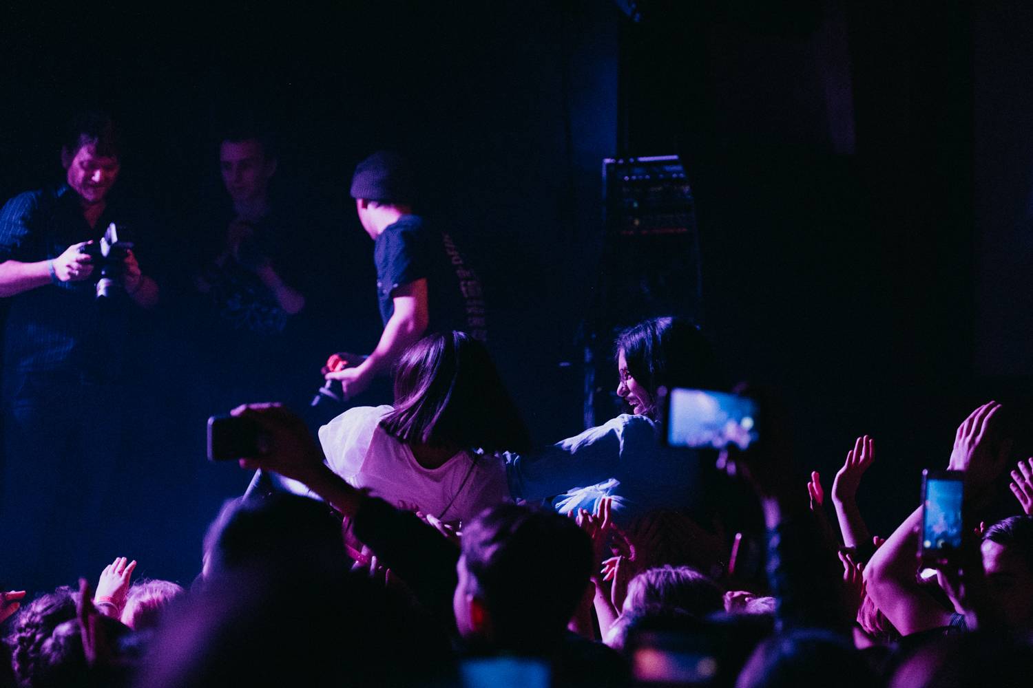 Mikolase Josefa v Roxy nechtěly fanynky pustit z pódia