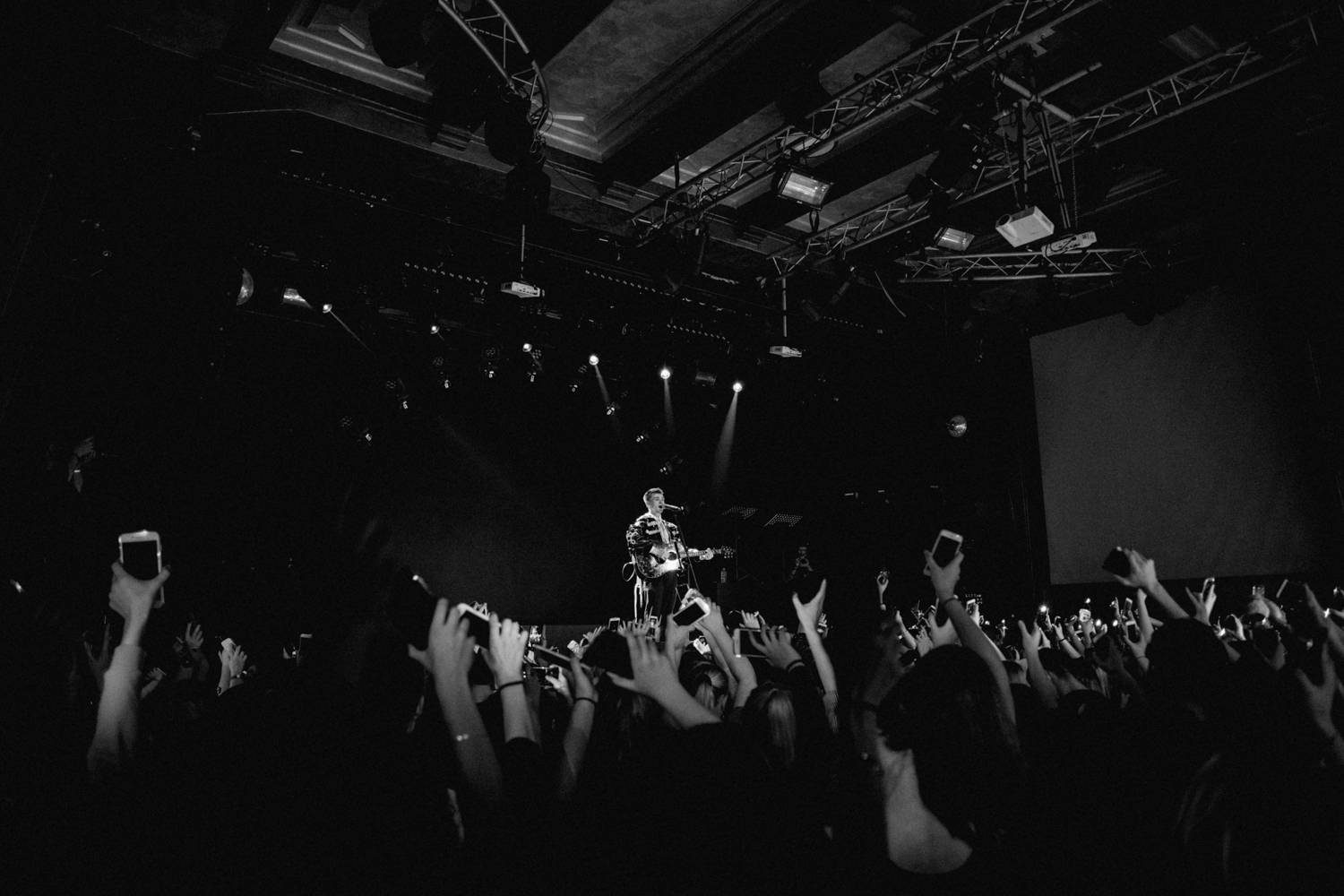 Mikolase Josefa v Roxy nechtěly fanynky pustit z pódia