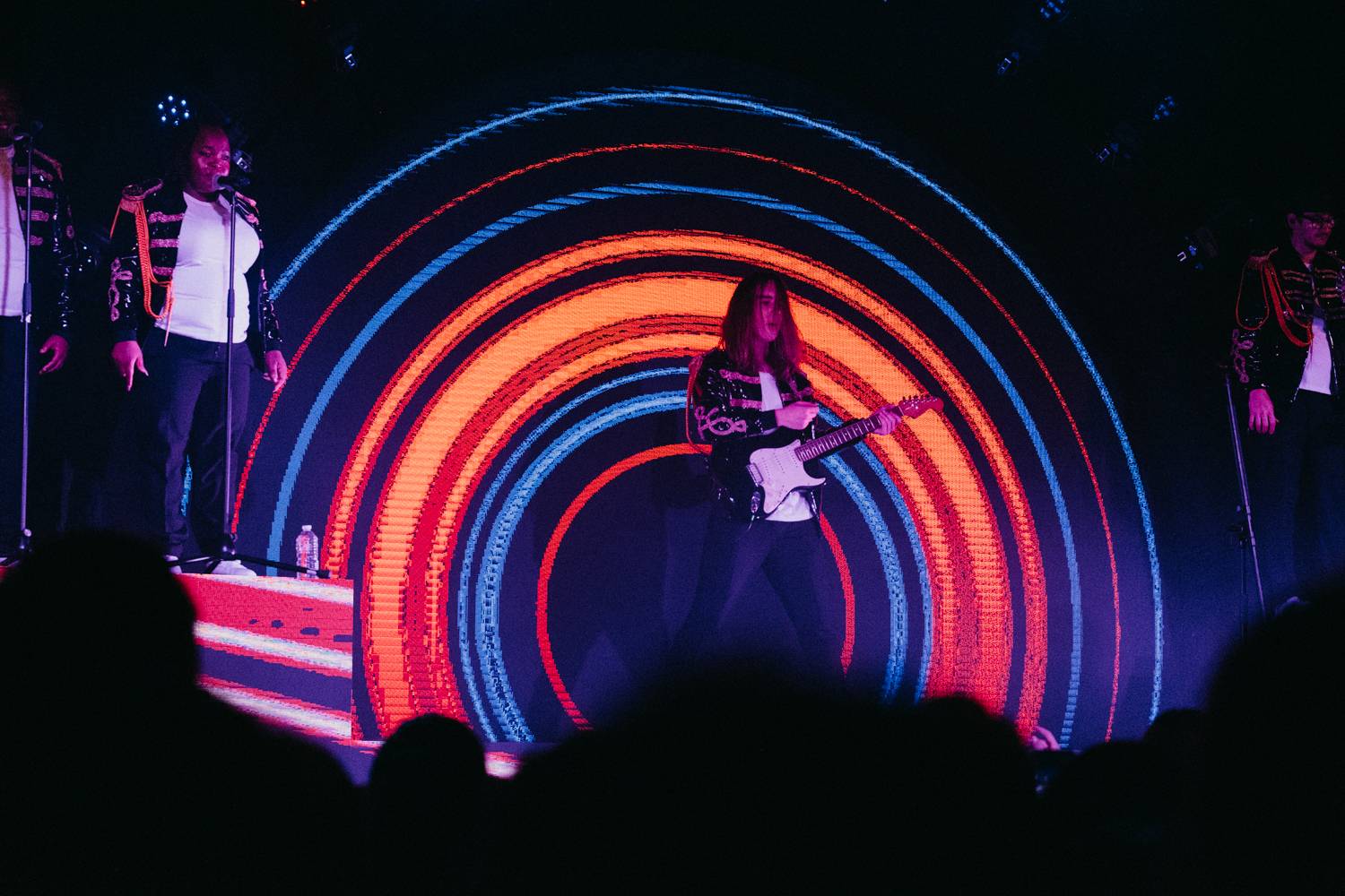 Mikolase Josefa v Roxy nechtěly fanynky pustit z pódia