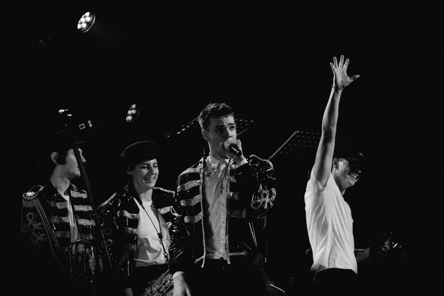 Mikolase Josefa v Roxy nechtěly fanynky pustit z pódia