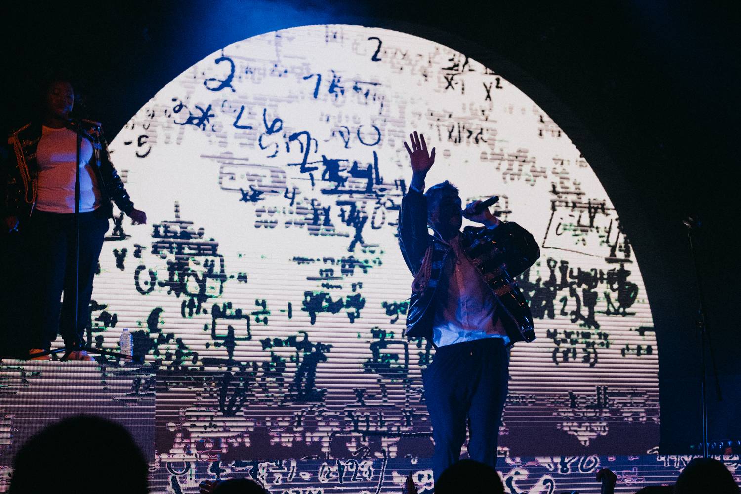 Mikolase Josefa v Roxy nechtěly fanynky pustit z pódia