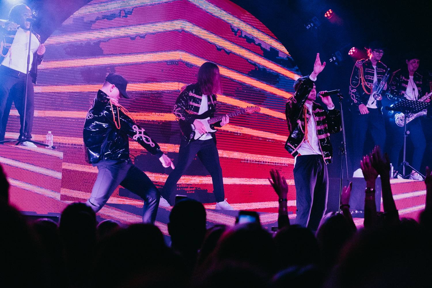 Mikolase Josefa v Roxy nechtěly fanynky pustit z pódia