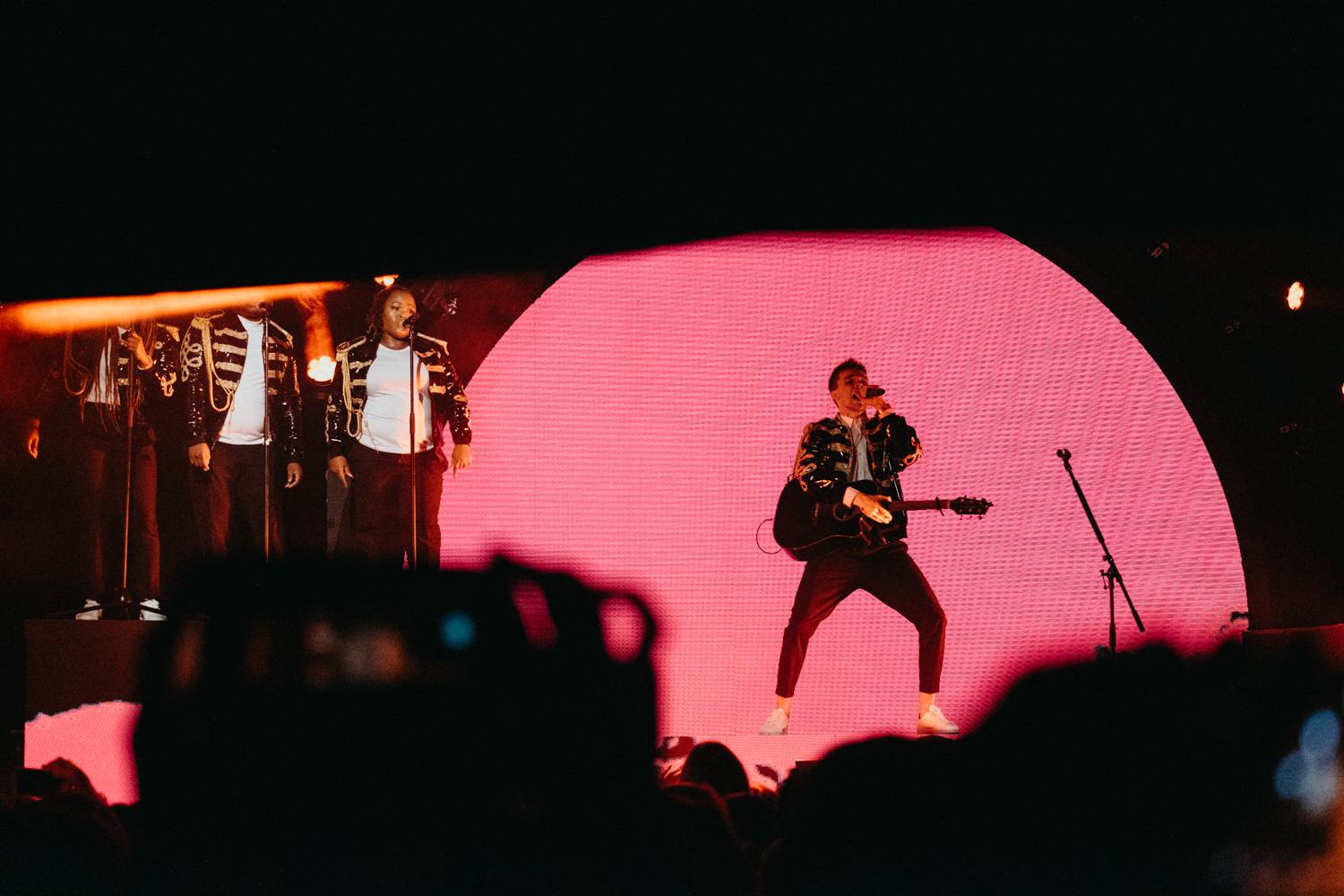 Mikolase Josefa v Roxy nechtěly fanynky pustit z pódia