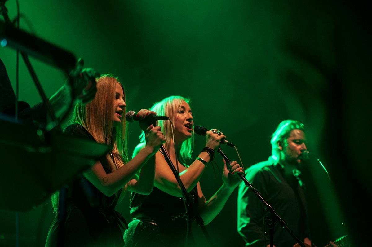 Michal Ambrož & Hudba Praha rozezpívali Akropoli. Přišel i David Koller, nechyběly vzpomínky na Havla