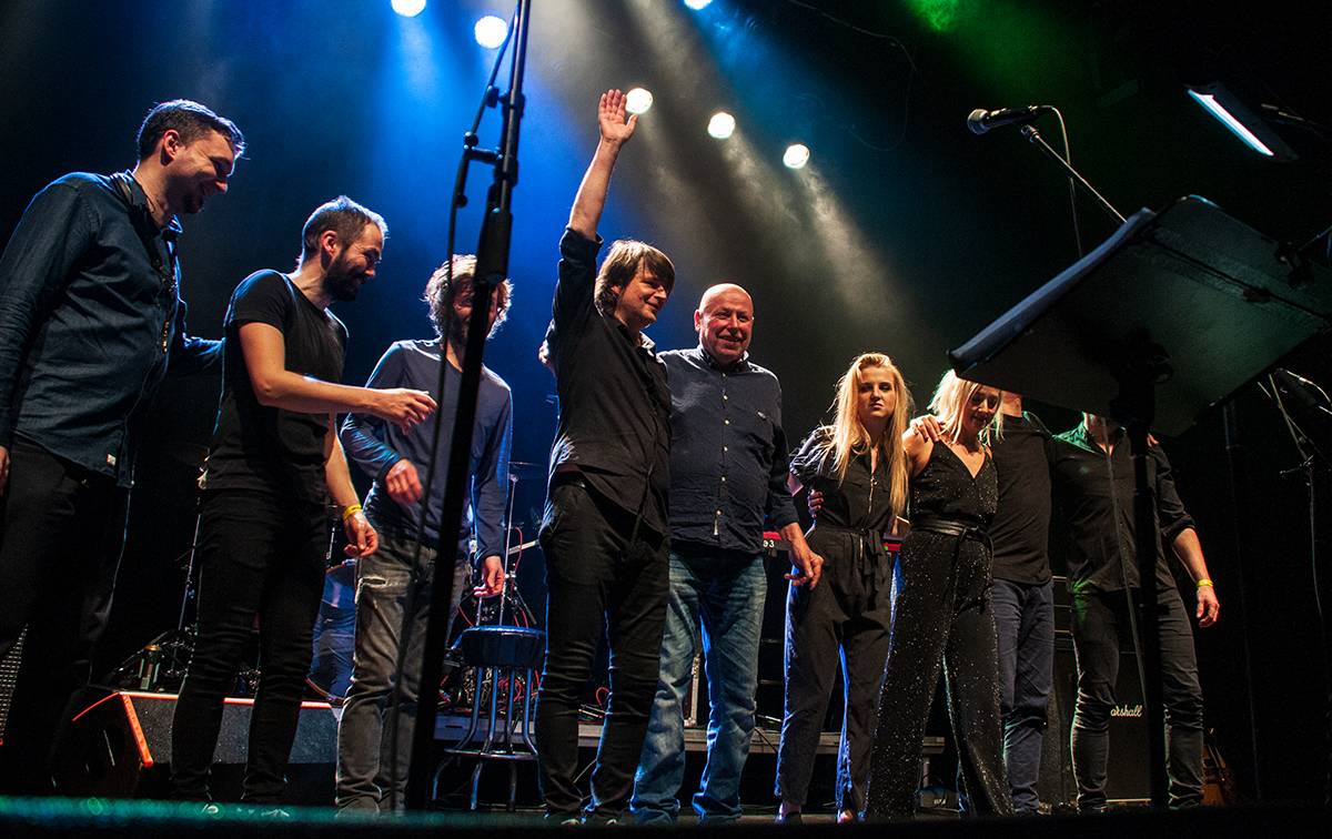 Michal Ambrož & Hudba Praha rozezpívali Akropoli. Přišel i David Koller, nechyběly vzpomínky na Havla