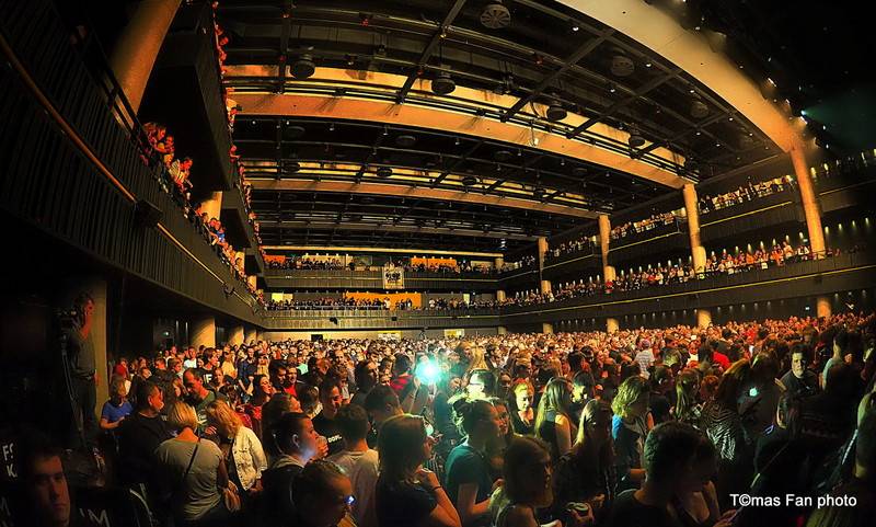 Největší koncert v dějinách fixího lidu. Vypsaná Fixa se ve Foru Karlín pořádně rozepsala