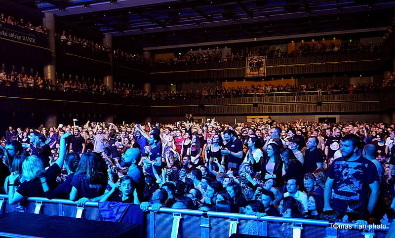 Největší koncert v dějinách fixího lidu. Vypsaná Fixa se ve Foru Karlín pořádně rozepsala