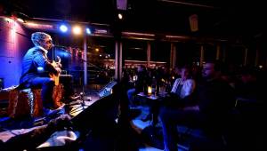 Virtuóz Justin Lavash rozdával radost v pražském Jazz Docku