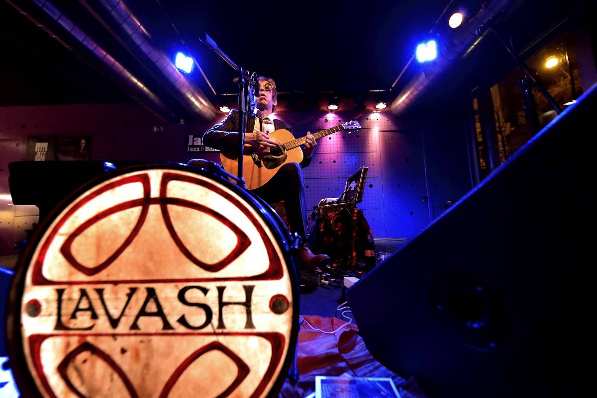 Virtuóz Justin Lavash rozdával radost v pražském Jazz Docku