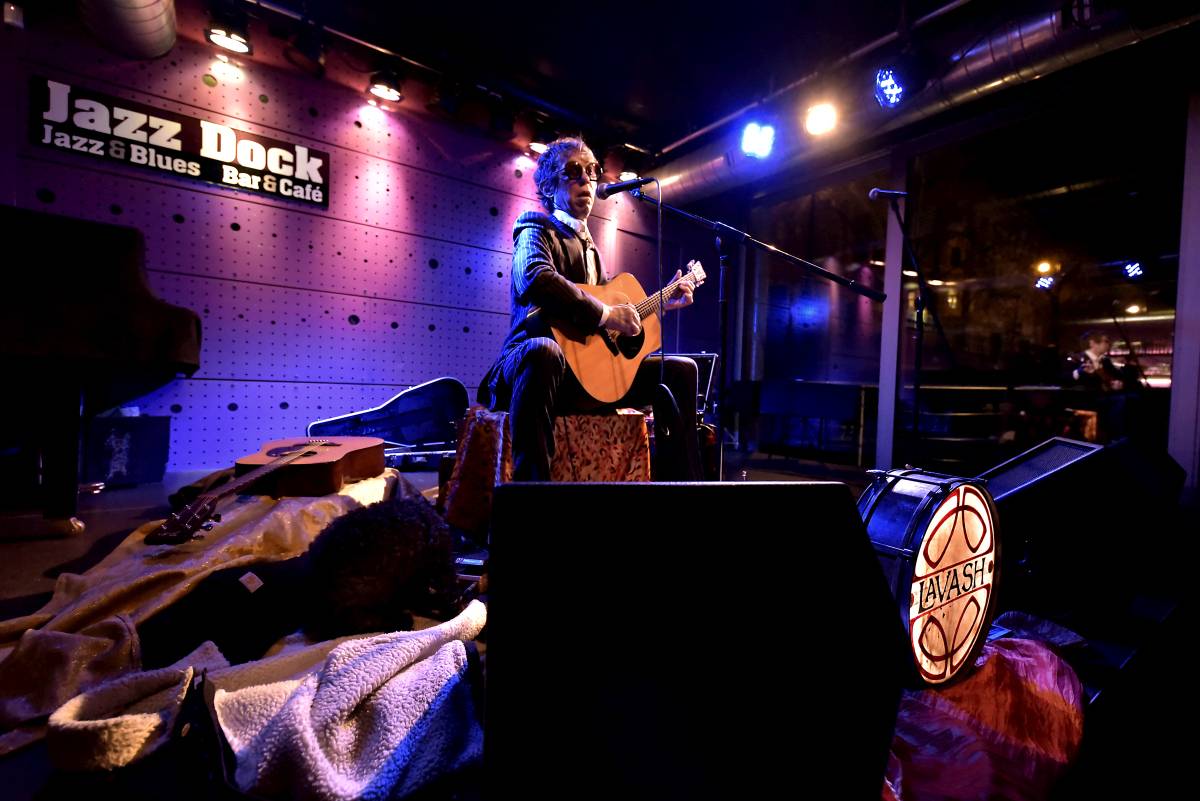 Virtuóz Justin Lavash rozdával radost v pražském Jazz Docku