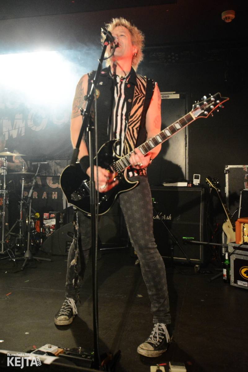 UK Subs se svou punkovou smrští po roce znovu rozproudili pražské Rock Café