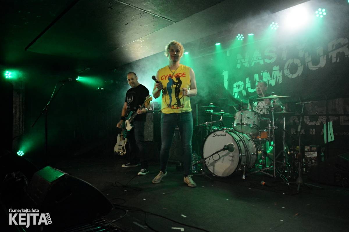 UK Subs se svou punkovou smrští po roce znovu rozproudili pražské Rock Café