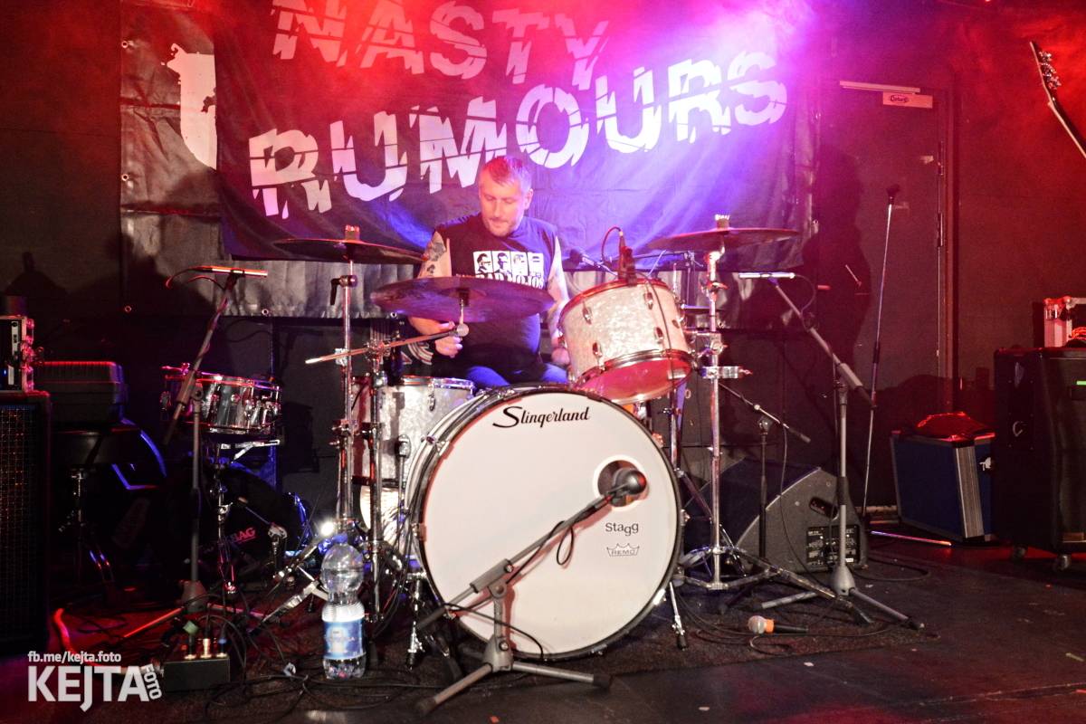 UK Subs se svou punkovou smrští po roce znovu rozproudili pražské Rock Café