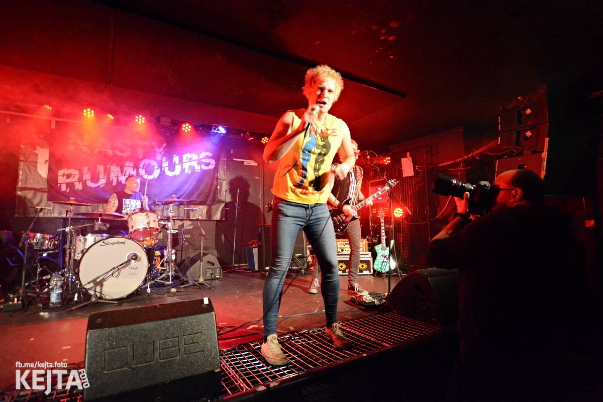 UK Subs se svou punkovou smrští po roce znovu rozproudili pražské Rock Café