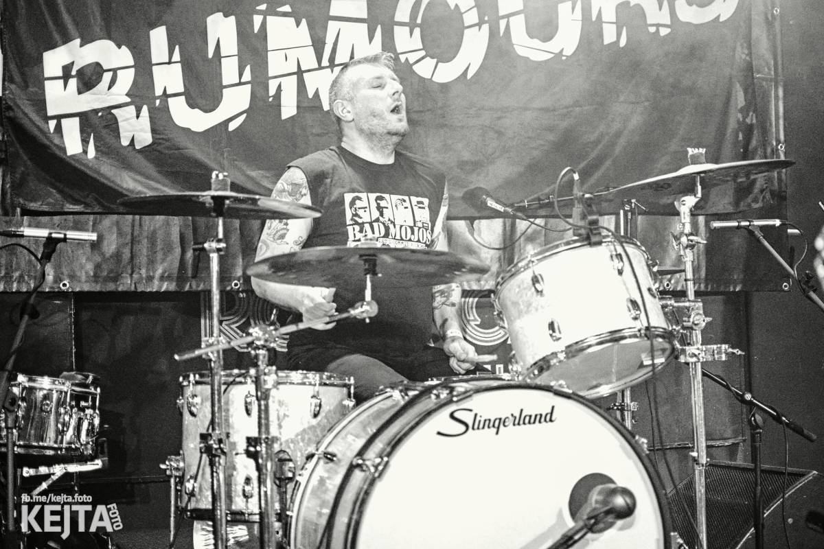 UK Subs se svou punkovou smrští po roce znovu rozproudili pražské Rock Café