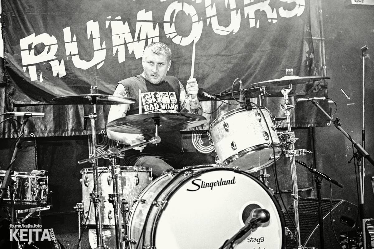 UK Subs se svou punkovou smrští po roce znovu rozproudili pražské Rock Café