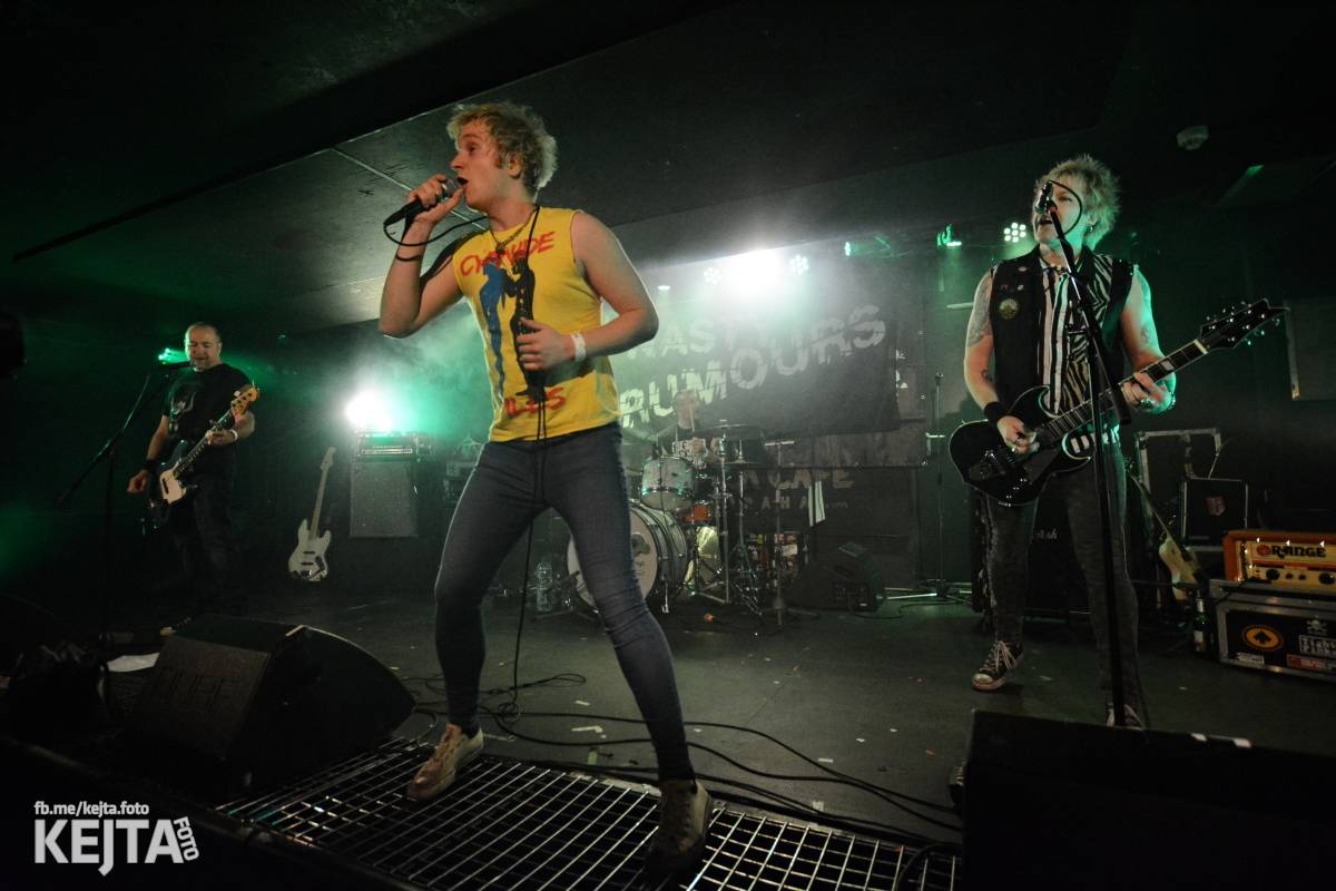 UK Subs se svou punkovou smrští po roce znovu rozproudili pražské Rock Café