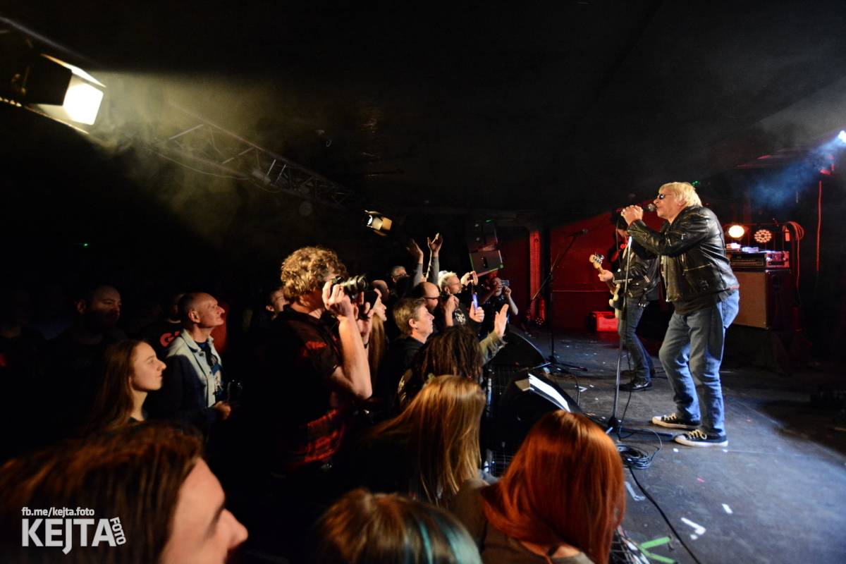 UK Subs se svou punkovou smrští po roce znovu rozproudili pražské Rock Café