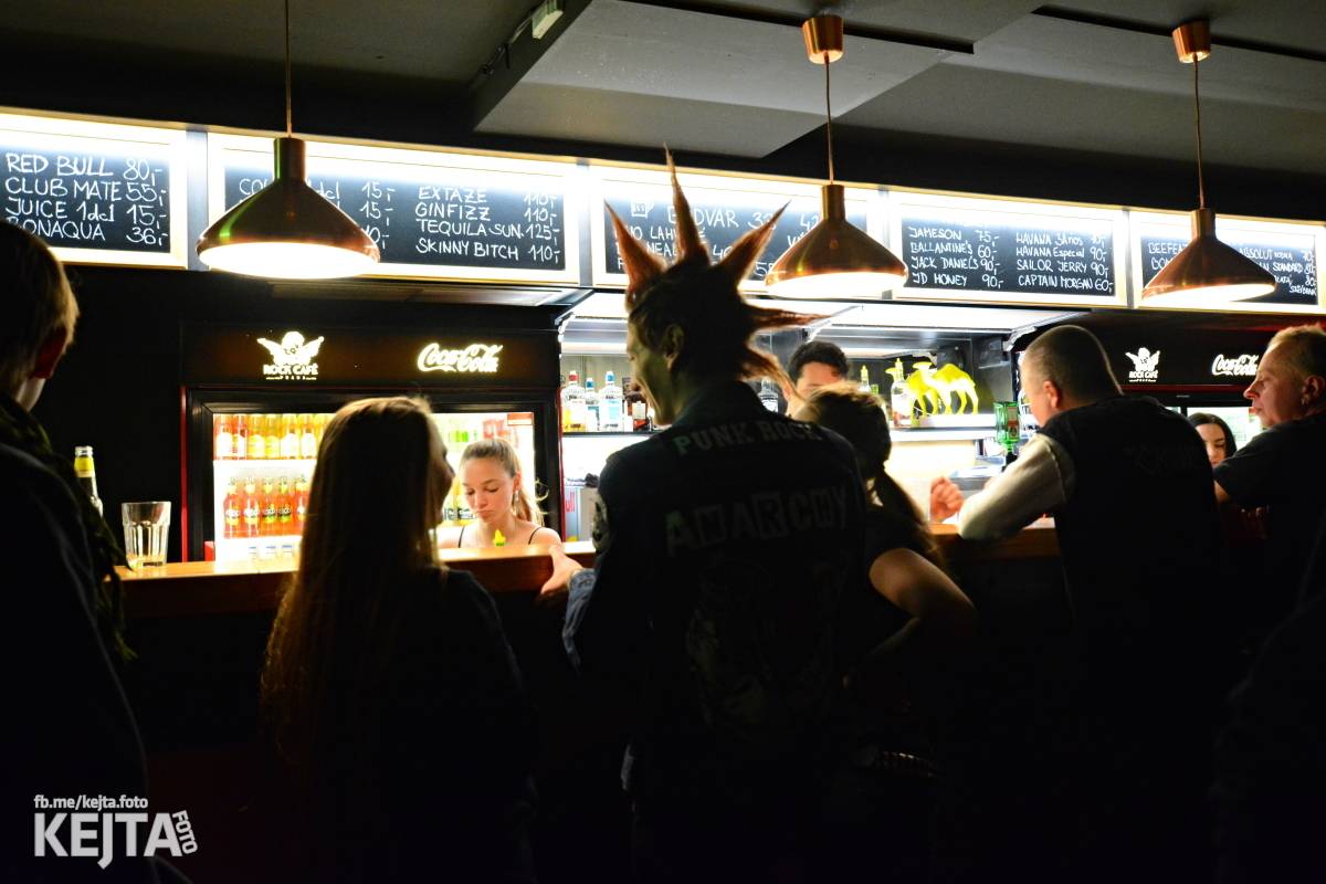 UK Subs se svou punkovou smrští po roce znovu rozproudili pražské Rock Café