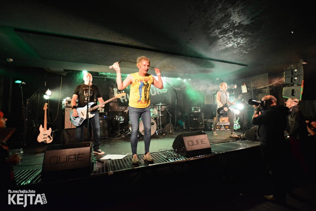 UK Subs se svou punkovou smrští po roce znovu rozproudili pražské Rock Café