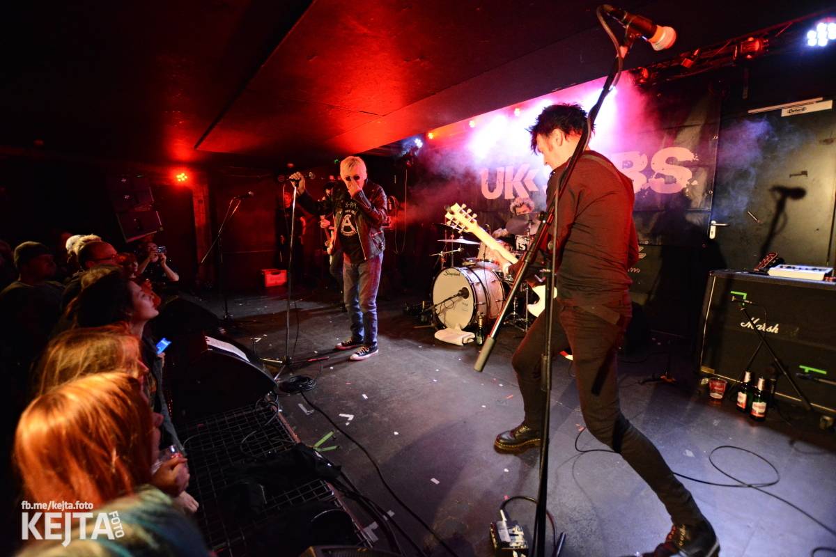 UK Subs se svou punkovou smrští po roce znovu rozproudili pražské Rock Café