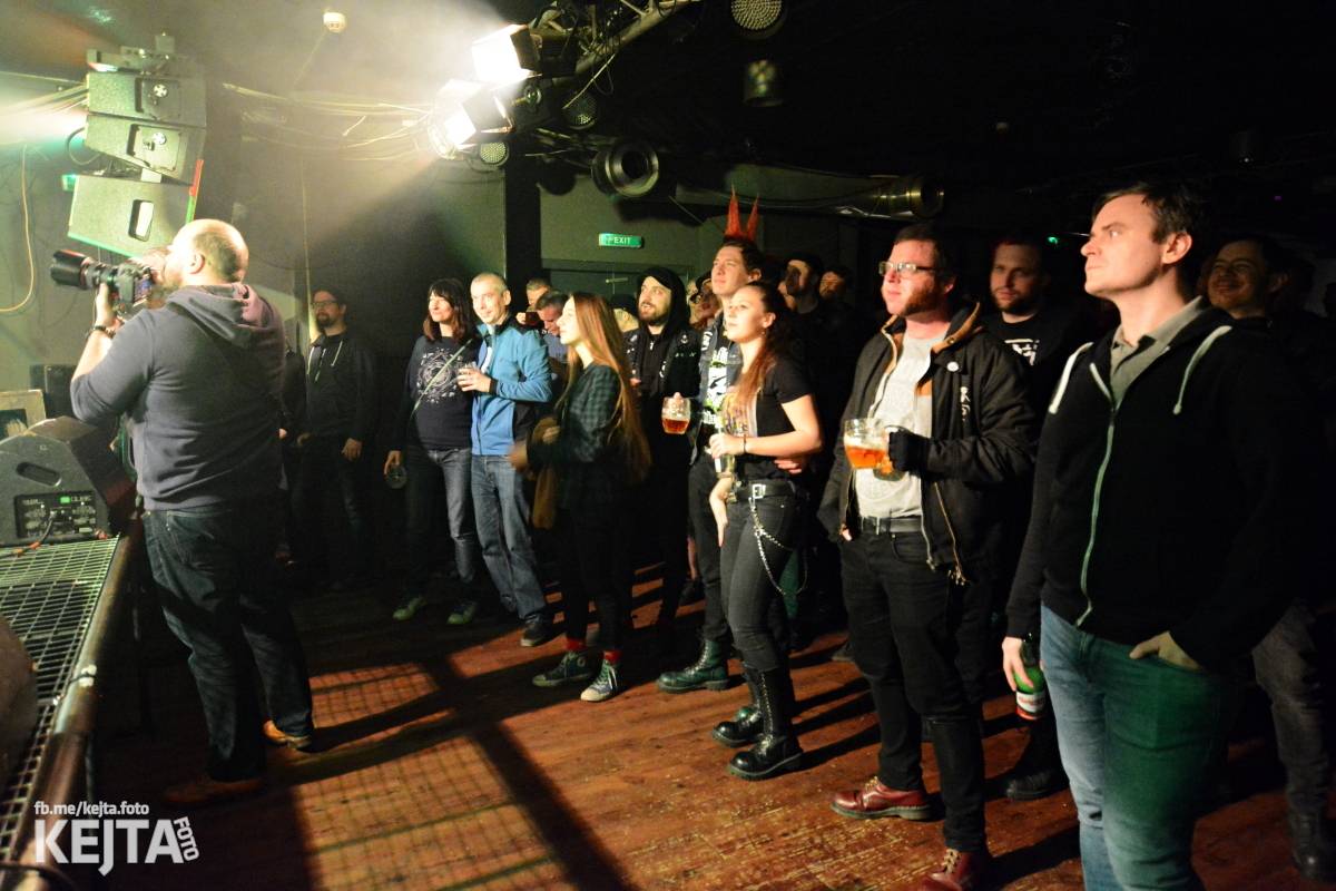 UK Subs se svou punkovou smrští po roce znovu rozproudili pražské Rock Café