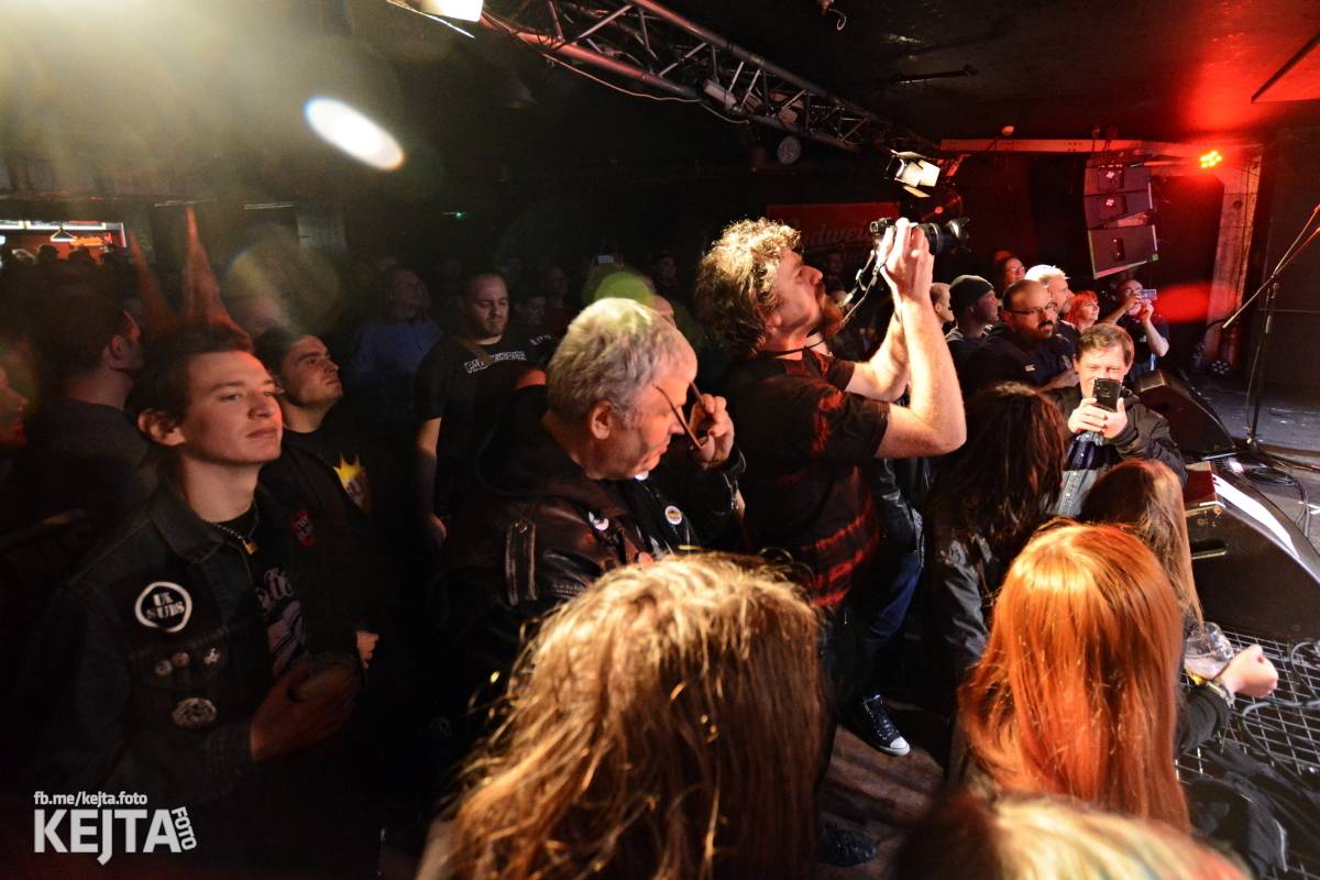UK Subs se svou punkovou smrští po roce znovu rozproudili pražské Rock Café