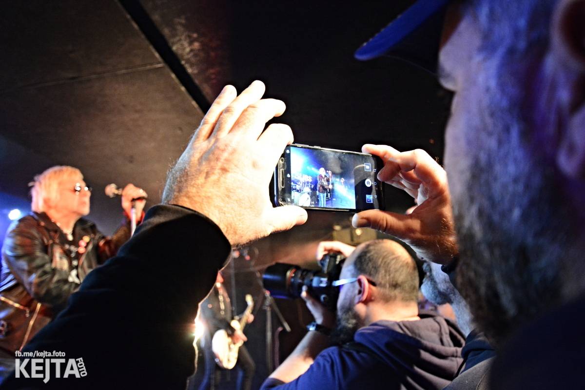 UK Subs se svou punkovou smrští po roce znovu rozproudili pražské Rock Café