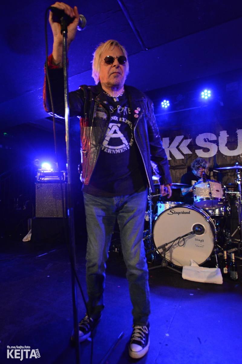 UK Subs se svou punkovou smrští po roce znovu rozproudili pražské Rock Café