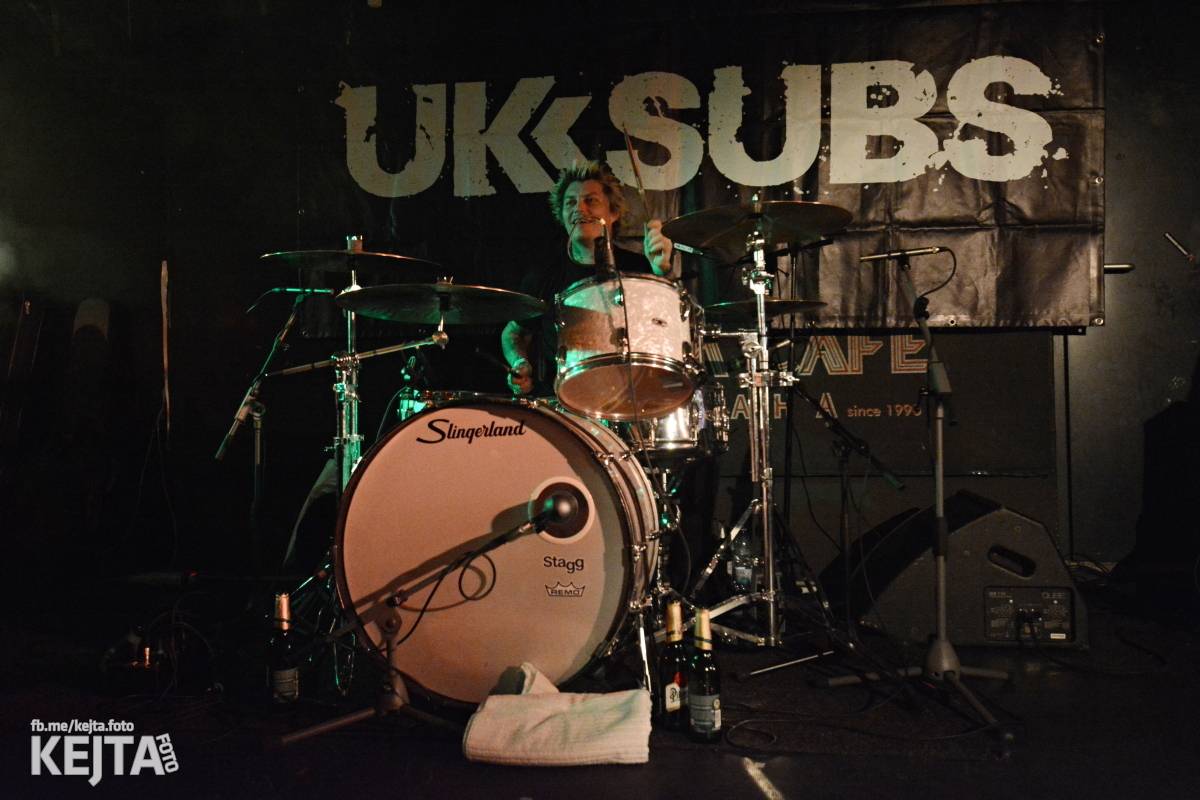 UK Subs se svou punkovou smrští po roce znovu rozproudili pražské Rock Café