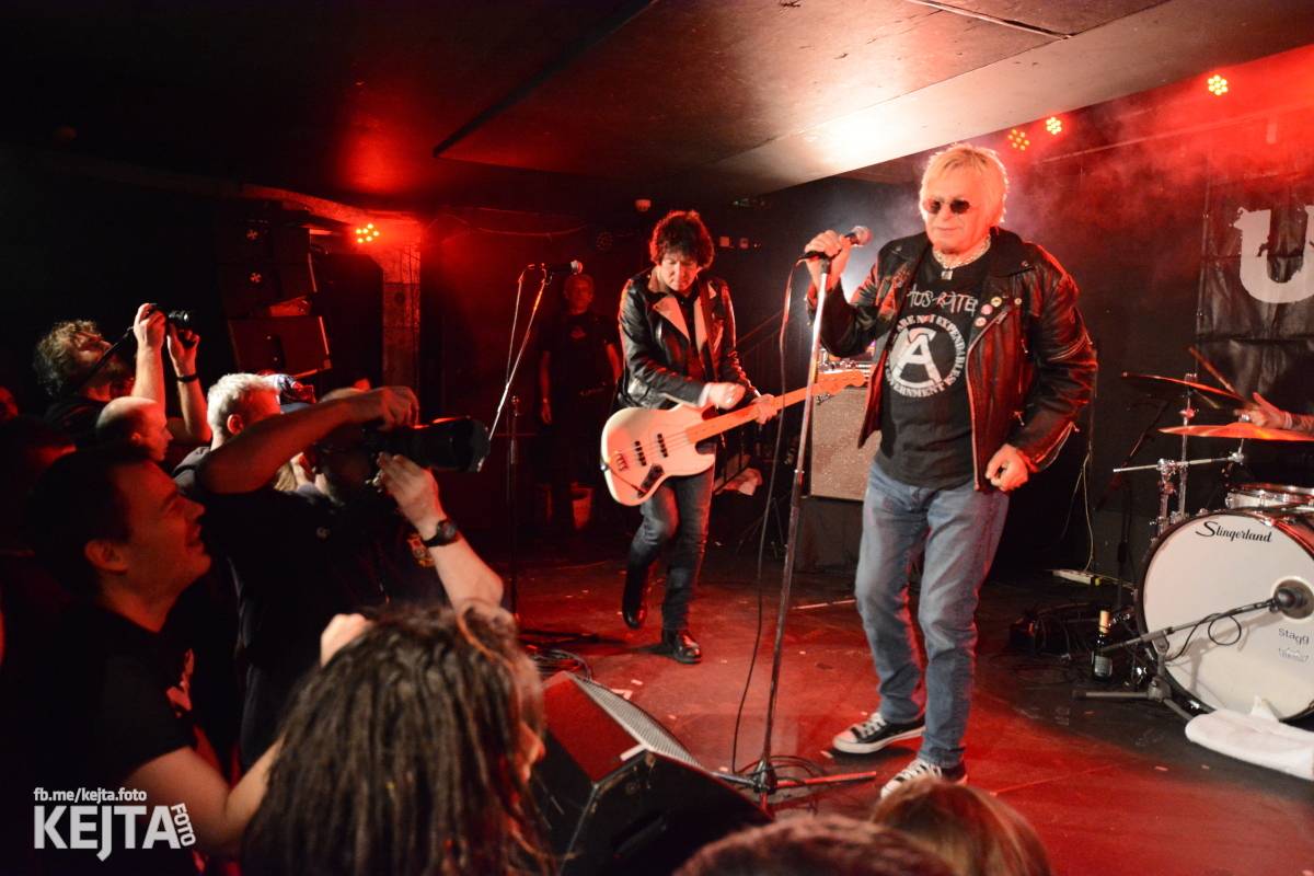 UK Subs se svou punkovou smrští po roce znovu rozproudili pražské Rock Café