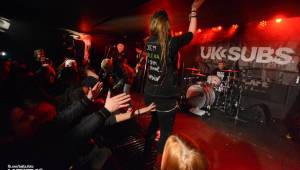 UK Subs se svou punkovou smrští po roce znovu rozproudili pražské Rock Café