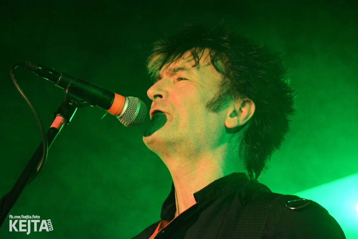 UK Subs se svou punkovou smrští po roce znovu rozproudili pražské Rock Café