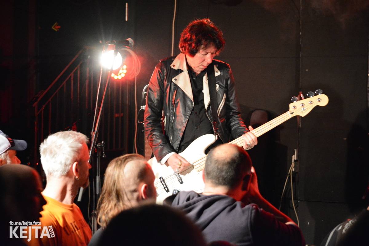 UK Subs se svou punkovou smrští po roce znovu rozproudili pražské Rock Café