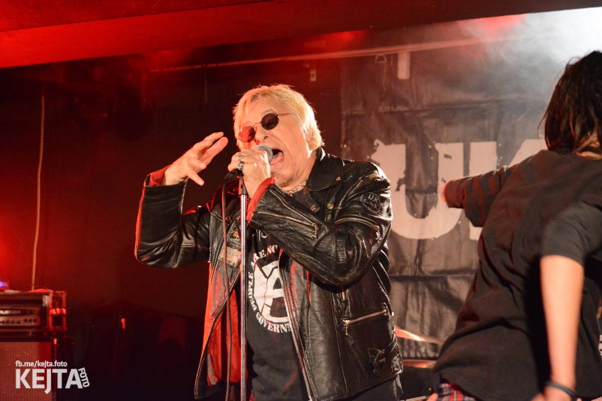 UK Subs se svou punkovou smrští po roce znovu rozproudili pražské Rock Café